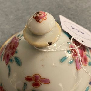 A Chinese famille rose 'Romance of the Western chamber' chocolate jug and cover, Yongzheng — 照片 10