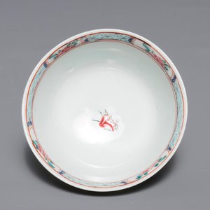 A Chinese famille rose 'Romance of the Western chamber' cup and saucer, Yongzheng/Qianlong — 照片 8