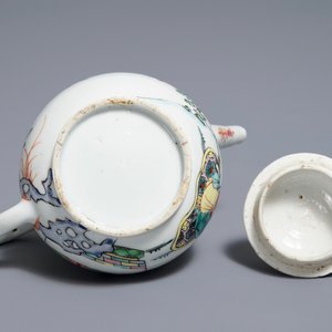 A Chinese famille rose 'Romance of the Western chamber' teapot and cover, Yongzheng — 照片 6