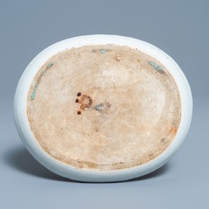 A Chinese famille rose 'romantic subject' teapot on stand, Qianlong — 照片 3