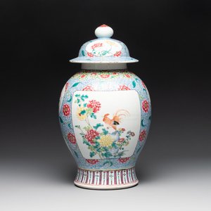 A Chinese famille rose 'rooster and antiquities' vase and cover, 19th C. — photo 1