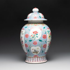 A Chinese famille rose 'rooster and antiquities' vase and cover, 19th C. — photo 2
