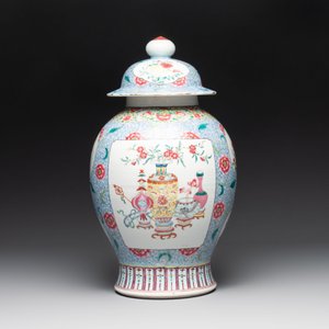 A Chinese famille rose 'rooster and antiquities' vase and cover, 19th C. — photo 3