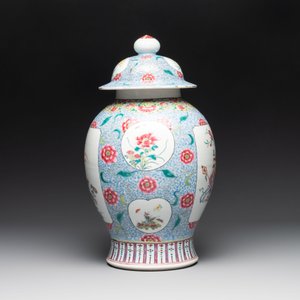 A Chinese famille rose 'rooster and antiquities' vase and cover, 19th C. — photo 4