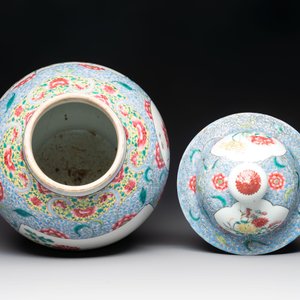 A Chinese famille rose 'rooster and antiquities' vase and cover, 19th C. — photo 5