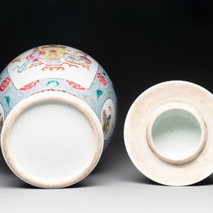 A Chinese famille rose 'rooster and antiquities' vase and cover, 19th C. — photo 6