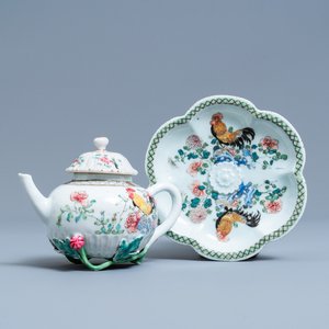 A Chinese famille rose 'rooster' teapot on stand, Yongzheng — 照片 1