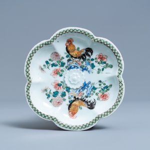 A Chinese famille rose 'rooster' teapot on stand, Yongzheng — 照片 2