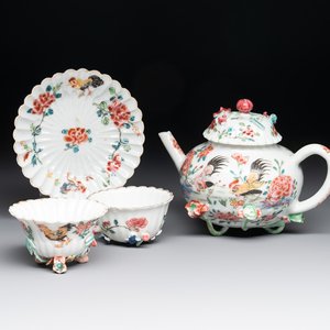 A Chinese famille rose 'rooster' teapot with applied floral design, two cups and a saucer, Yongzheng/Qianlong — photo 1