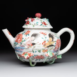 A Chinese famille rose 'rooster' teapot with applied floral design, two cups and a saucer, Yongzheng/Qianlong — photo 2