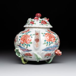 A Chinese famille rose 'rooster' teapot with applied floral design, two cups and a saucer, Yongzheng/Qianlong — photo 3
