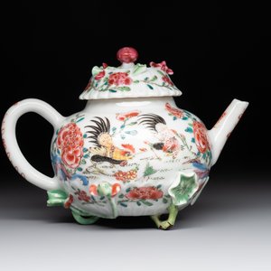 A Chinese famille rose 'rooster' teapot with applied floral design, two cups and a saucer, Yongzheng/Qianlong — photo 4