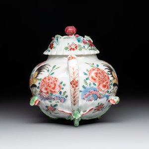 A Chinese famille rose 'rooster' teapot with applied floral design, two cups and a saucer, Yongzheng/Qianlong — photo 5