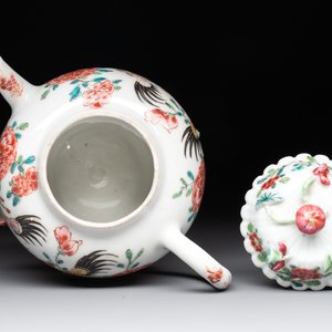 A Chinese famille rose 'rooster' teapot with applied floral design, two cups and a saucer, Yongzheng/Qianlong — photo 6
