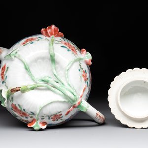 A Chinese famille rose 'rooster' teapot with applied floral design, two cups and a saucer, Yongzheng/Qianlong — photo 7