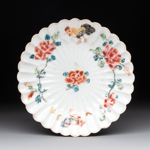 A Chinese famille rose 'rooster' teapot with applied floral design, two cups and a saucer, Yongzheng/Qianlong — photo 8