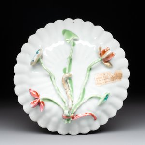 A Chinese famille rose 'rooster' teapot with applied floral design, two cups and a saucer, Yongzheng/Qianlong — photo 9