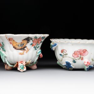 A Chinese famille rose 'rooster' teapot with applied floral design, two cups and a saucer, Yongzheng/Qianlong — photo 10
