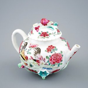 A Chinese famille rose "rooster" teapot with applied lotus stems, Yongzheng, 1723-1735 — 照片 1