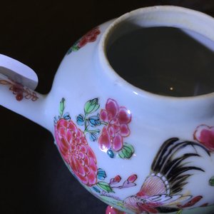 A Chinese famille rose "rooster" teapot with applied lotus stems, Yongzheng, 1723-1735 — 照片 18