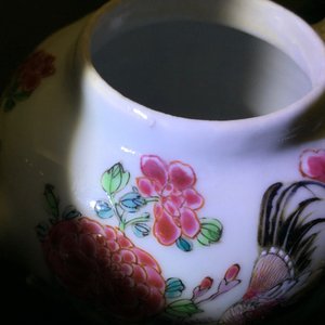 A Chinese famille rose "rooster" teapot with applied lotus stems, Yongzheng, 1723-1735 — 照片 19