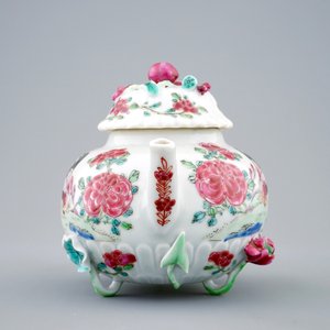 A Chinese famille rose "rooster" teapot with applied lotus stems, Yongzheng, 1723-1735 — 照片 3
