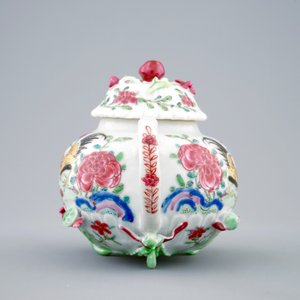 A Chinese famille rose "rooster" teapot with applied lotus stems, Yongzheng, 1723-1735 — 照片 5