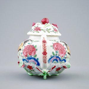 A Chinese famille rose "rooster" teapot with applied lotus stems, Yongzheng, 1723-1735 — 照片 6