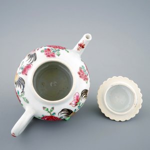 A Chinese famille rose "rooster" teapot with applied lotus stems, Yongzheng, 1723-1735 — 照片 7