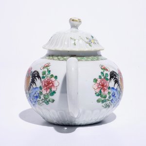 A Chinese famille rose rooster teapot, Yongzheng — photo 2