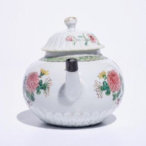 A Chinese famille rose rooster teapot, Yongzheng — photo 4
