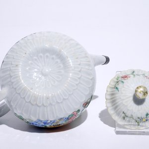 A Chinese famille rose rooster teapot, Yongzheng — photo 6