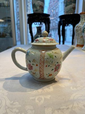 A Chinese famille rose 'Rooster' vase and a covered teapot with floral design, Qianlong — photo 1