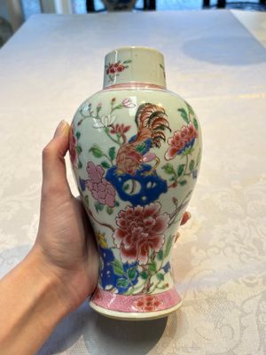 A Chinese famille rose 'Rooster' vase and a covered teapot with floral design, Qianlong — photo 11