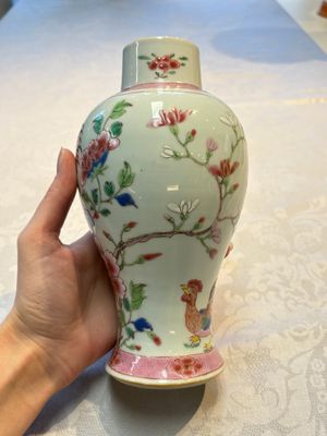 A Chinese famille rose 'Rooster' vase and a covered teapot with floral design, Qianlong — photo 12