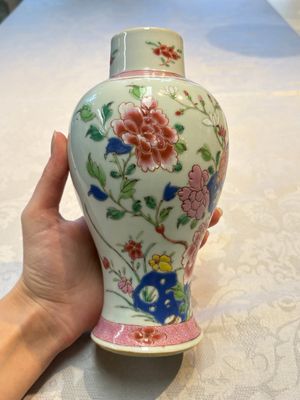 A Chinese famille rose 'Rooster' vase and a covered teapot with floral design, Qianlong — photo 14