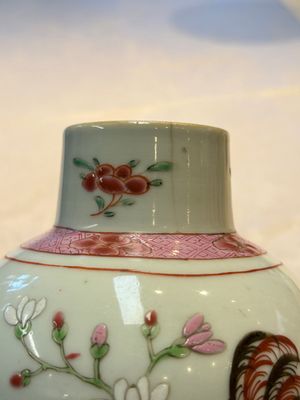 A Chinese famille rose 'Rooster' vase and a covered teapot with floral design, Qianlong — photo 17