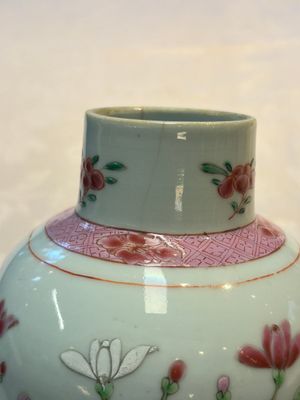 A Chinese famille rose 'Rooster' vase and a covered teapot with floral design, Qianlong — photo 18