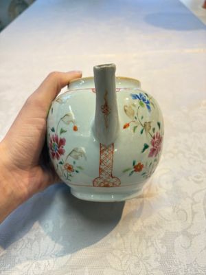 A Chinese famille rose 'Rooster' vase and a covered teapot with floral design, Qianlong — photo 3