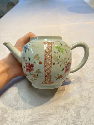 A Chinese famille rose 'Rooster' vase and a covered teapot with floral design, Qianlong — photo 4