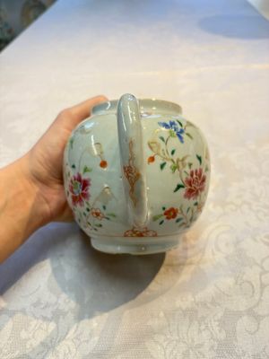 A Chinese famille rose 'Rooster' vase and a covered teapot with floral design, Qianlong — photo 5