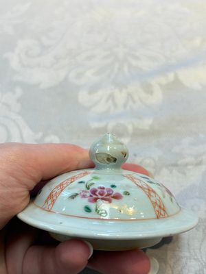 A Chinese famille rose 'Rooster' vase and a covered teapot with floral design, Qianlong — photo 9