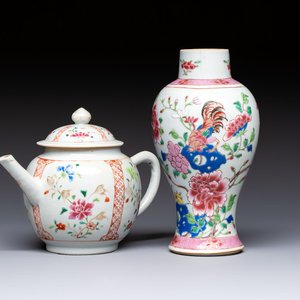 A Chinese famille rose 'Rooster' vase and a covered teapot with floral design, Qianlong — photo 1