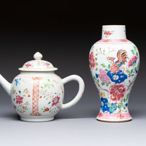 A Chinese famille rose 'Rooster' vase and a covered teapot with floral design, Qianlong — photo 2