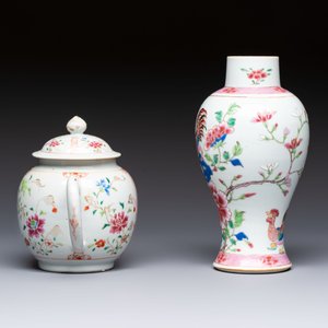 A Chinese famille rose 'Rooster' vase and a covered teapot with floral design, Qianlong — photo 3
