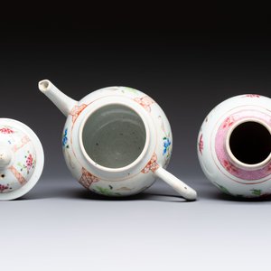 A Chinese famille rose 'Rooster' vase and a covered teapot with floral design, Qianlong — photo 6