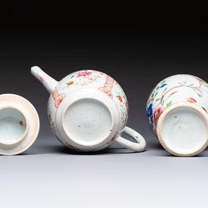 A Chinese famille rose 'Rooster' vase and a covered teapot with floral design, Qianlong — photo 7
