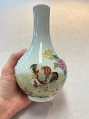 A Chinese famille rose 'rooster' vase, Ju Ren Tang 居仁堂製 mark, 20th C. — photo 1