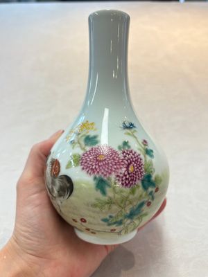 A Chinese famille rose 'rooster' vase, Ju Ren Tang 居仁堂製 mark, 20th C. — photo 2