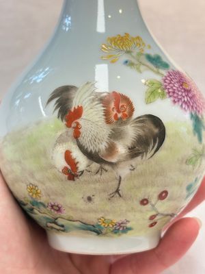 A Chinese famille rose 'rooster' vase, Ju Ren Tang 居仁堂製 mark, 20th C. — photo 6